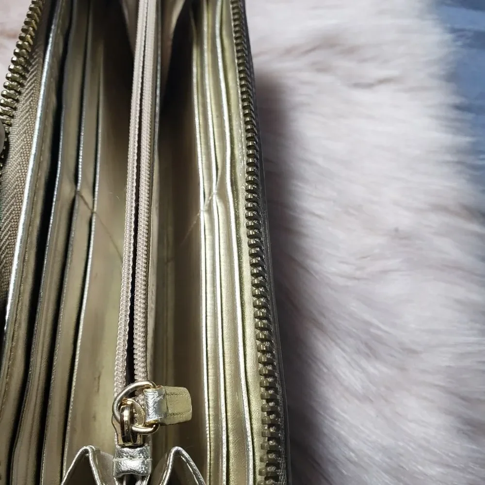 100% authentic Micheal Kors jet set wallet